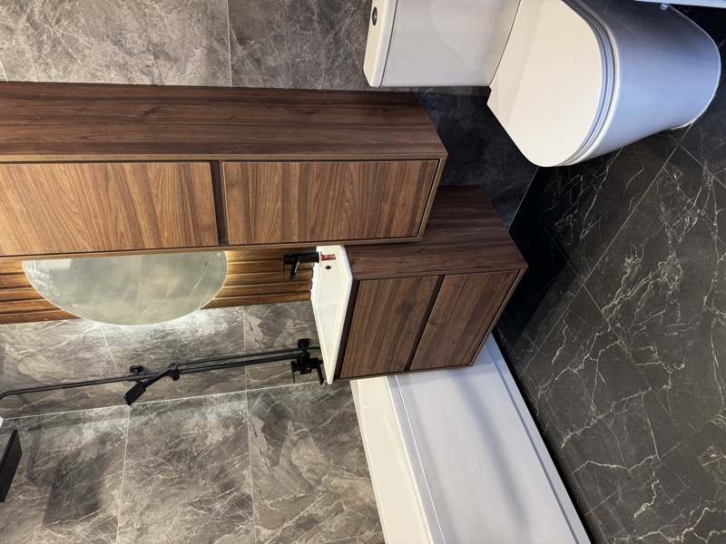 Санузел с мрамором и дизайнерской мебелью