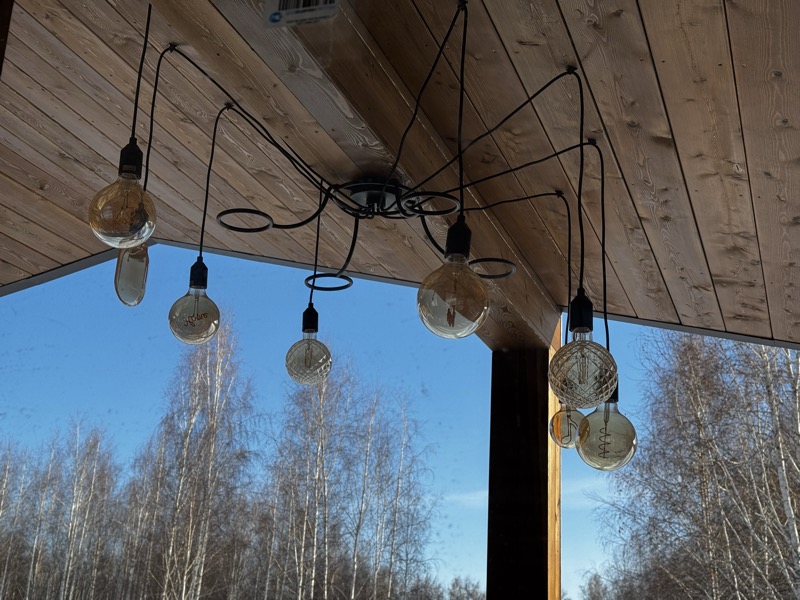 Дизайнерские лампы на террасе СИП-дома